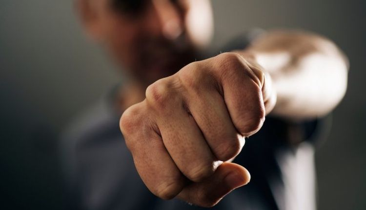 Agressão doméstica: mulher é atacada com soco após pedir que companheiro fosse dormir Agressão doméstica: mulher é atacada com soco após pedir que companheiro fosse dormir