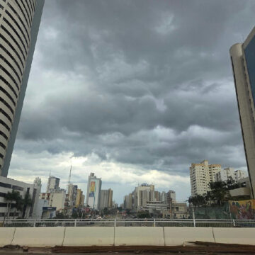 Alerta de tempestade em Cuiabá marca domingo de calor e chuvas intensas Alerta de tempestade em Cuiabá marca domingo de calor e chuvas intensas