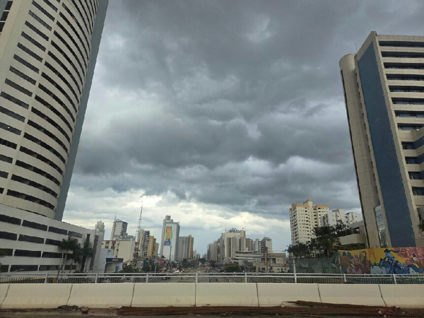 Alerta de tempestade em Cuiabá marca domingo de calor e chuvas intensas Alerta de tempestade em Cuiabá marca domingo de calor e chuvas intensas