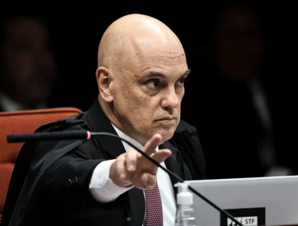 Alexandre de Moraes realiza reunião fora da agenda com cúpula da Polícia Federal