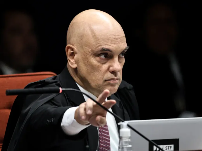 Alexandre de Moraes realiza reunião fora da agenda com cúpula da Polícia Federal Alexandre de Moraes realiza reunião fora da agenda com cúpula da Polícia Federal
