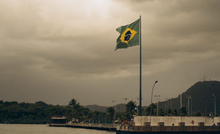 Análise aponta herança de crises fiscais e peso político na gestão do país