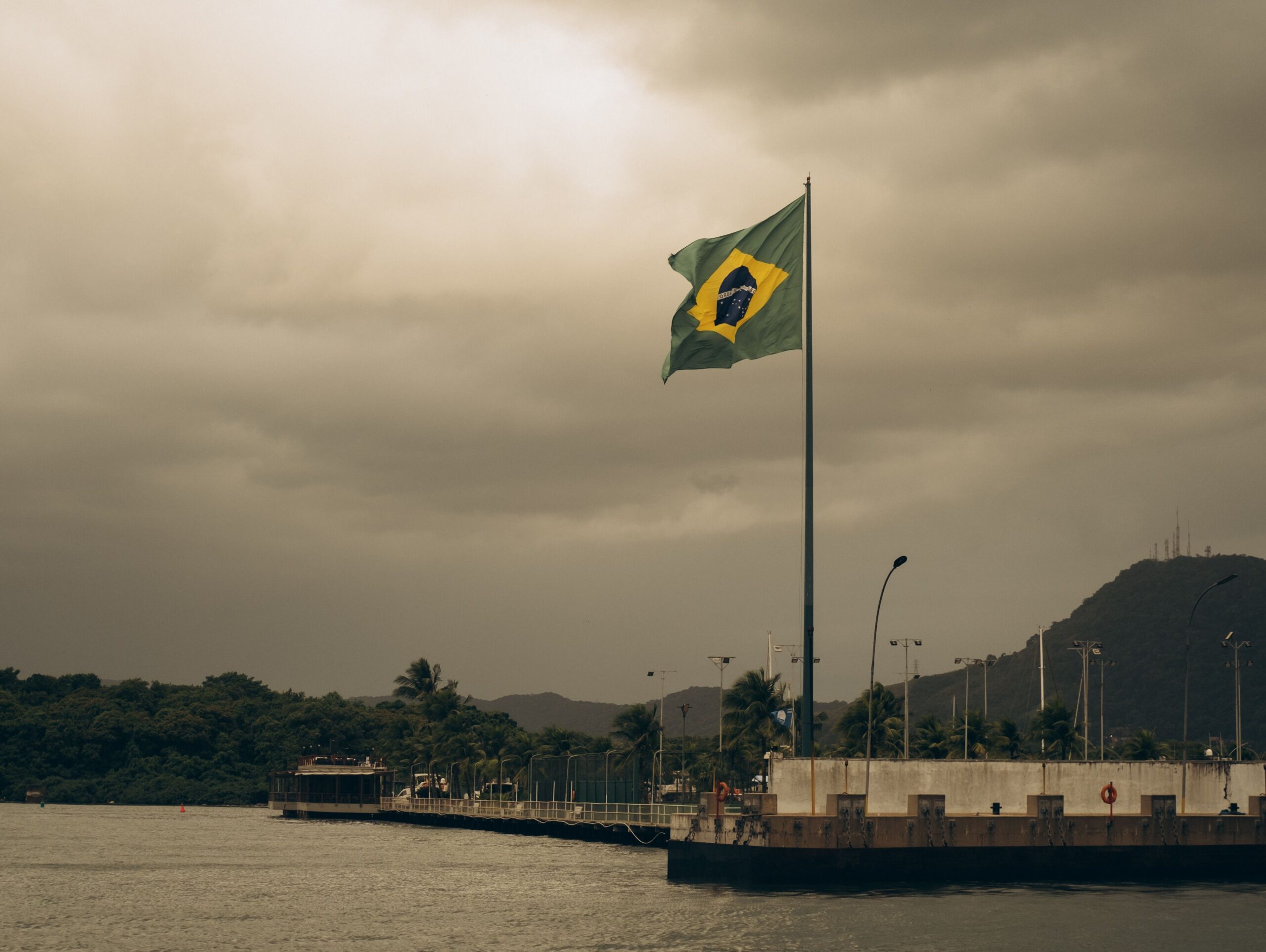 Análise aponta herança de crises fiscais e peso político na gestão do país