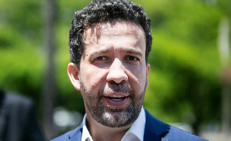 André Janones é internado na UTI em São Paulo após arritmia cardíaca