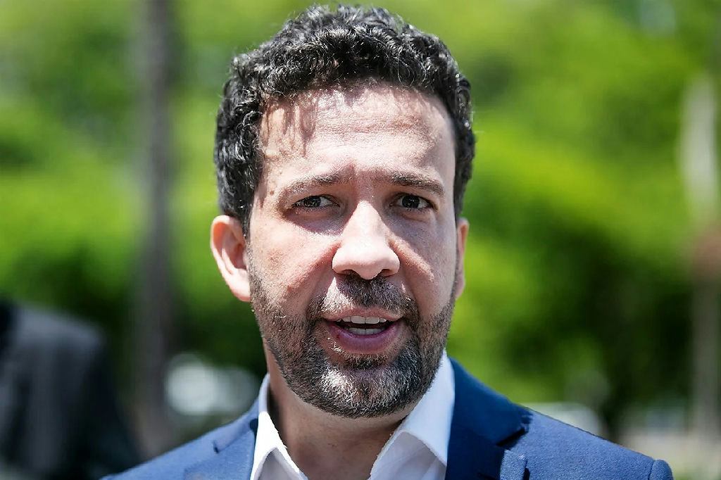 André Janones é internado na UTI em São Paulo após arritmia cardíaca