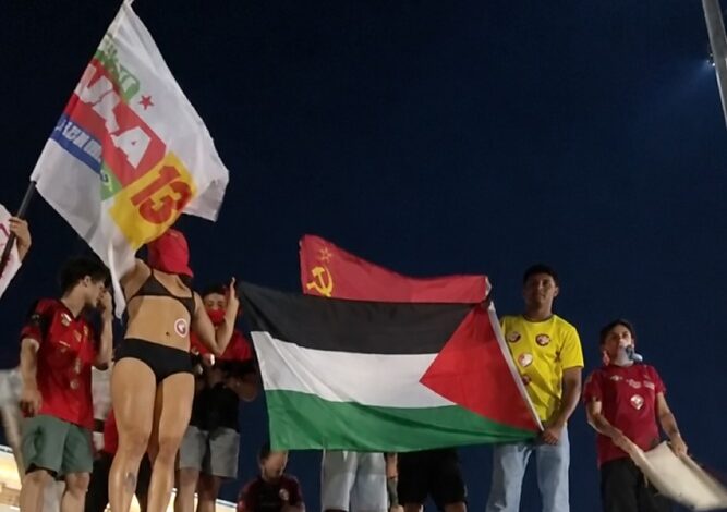 Apoiadores de Lula realizam ato com bandeiras da Palestina e da URSS na Arena Pantanal