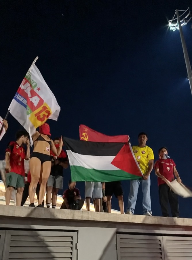 Apoiadores de Lula realizam ato com bandeiras da Palestina e da URSS na Arena Pantanal