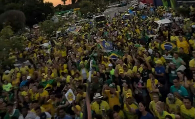 Apoiadores lotam praça em Cuiabá durante ato de campanha para Flávio Bolsonaro