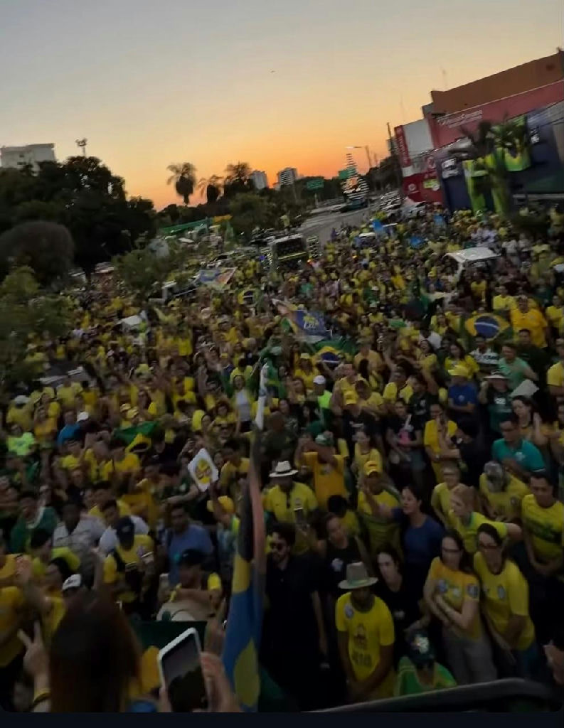Apoiadores lotam praça em Cuiabá durante ato de campanha para Flávio Bolsonaro