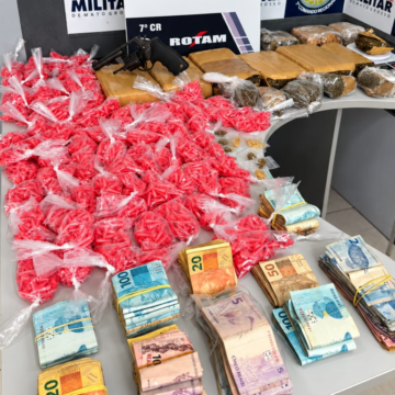 Apreensão de drogas em Cuiabá: fuga de moto revela esquema de tráfico com arma e dinheiro