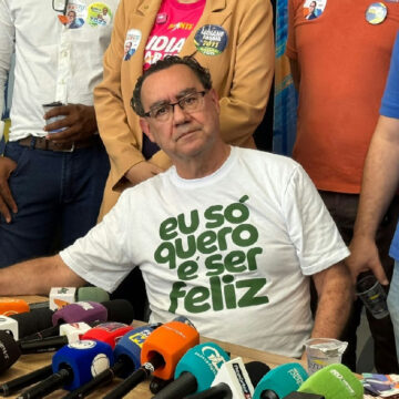 Augusto Cury declara apoio a Flávio Bolsonaro no segundo turno com carta de compromissos Augusto Cury declara apoio a Flávio Bolsonaro no segundo turno com carta de compromissos