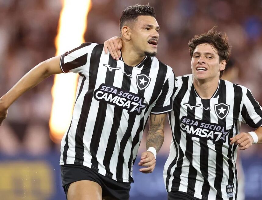 Botafogo bate a Chapecoense no Nilton Santos e garante primeiro triunfo sob o comando de Tite