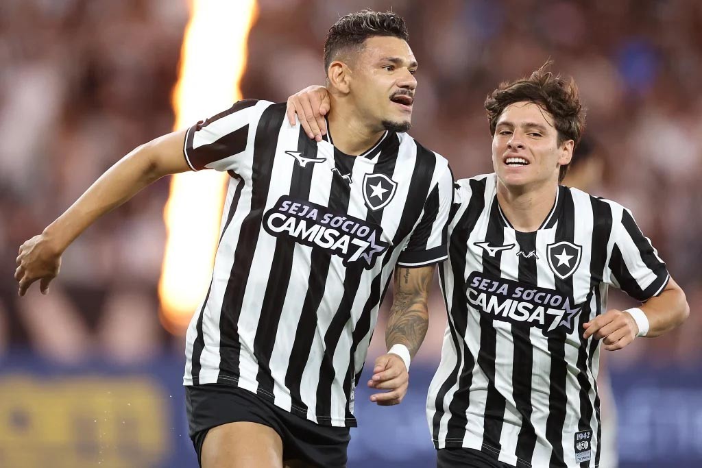 Botafogo bate a Chapecoense no Nilton Santos e garante primeiro triunfo sob o comando de Tite