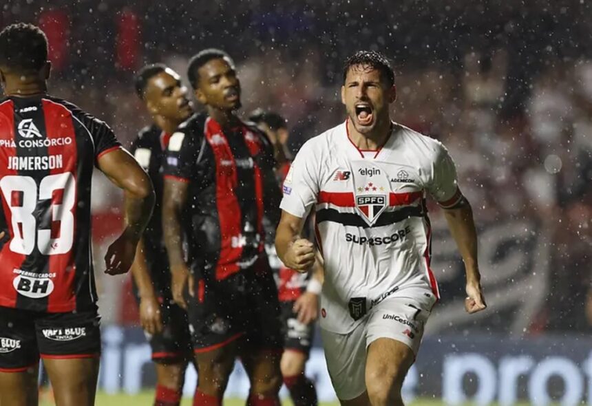 Calleri brilha e São Paulo supera o Vitória no Morumbis pelo Brasileirão