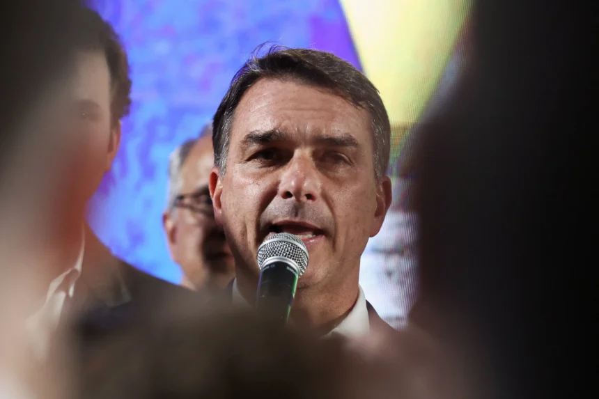 Campanha política de Flávio intensifica mobilização e reage a cenário eleitoral Campanha política de Flávio intensifica mobilização e reage a cenário eleitoral
