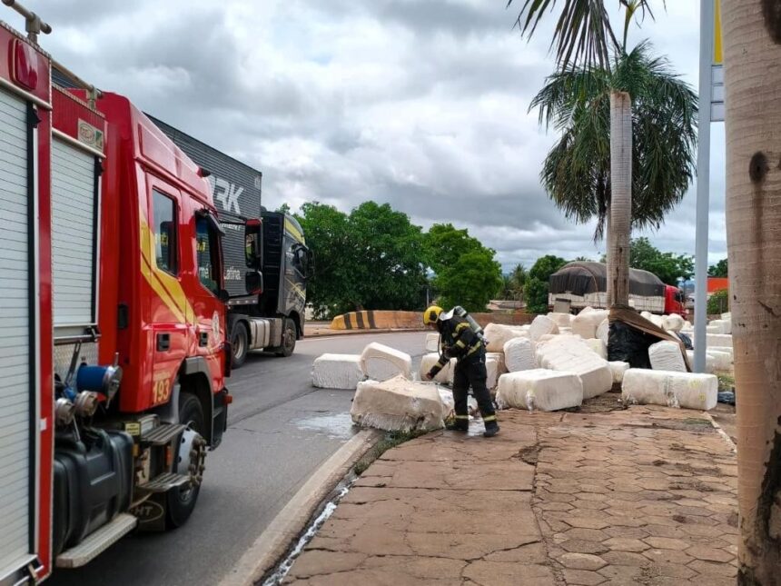 Carga de algodão cai de carreta e pega fogo na Br-364 em Jaciara