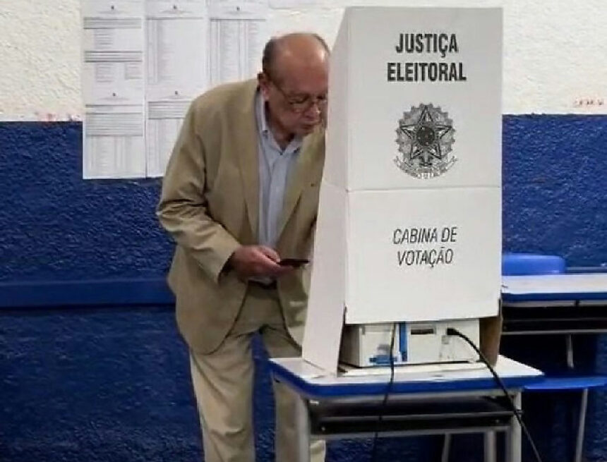Celular na cabine de votação – Gilmar Mendes nega uso e apresenta versão