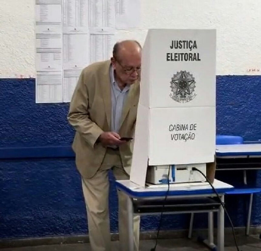 Celular na cabine de votação – Gilmar Mendes nega uso e apresenta versão