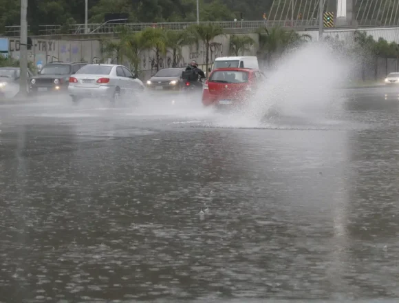 Ciclone extratropical intensifica temporais e frente fria em diversas regiões do Brasil Ciclone extratropical intensifica temporais e frente fria em diversas regiões do Brasil