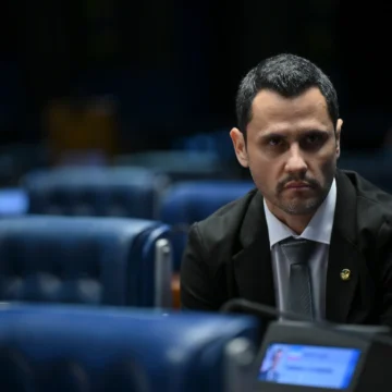 Cleitinho Azevedo confirma apoio a Flávio Bolsonaro em Minas Gerais apesar de atritos na campanha