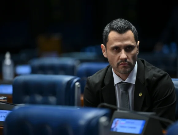 Cleitinho Azevedo confirma apoio a Flávio Bolsonaro em Minas Gerais apesar de atritos na campanha Cleitinho Azevedo confirma apoio a Flávio Bolsonaro em Minas Gerais apesar de atritos na campanha