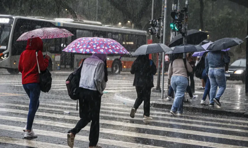 Clima instável: frente fria e ciclone extratropical provocam chuvas intensas no Brasil