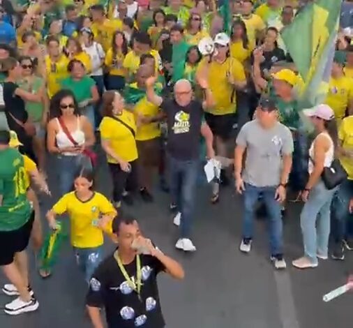 Cuiabá recebe caminhada do Bloquinho do 22 com líderes políticos