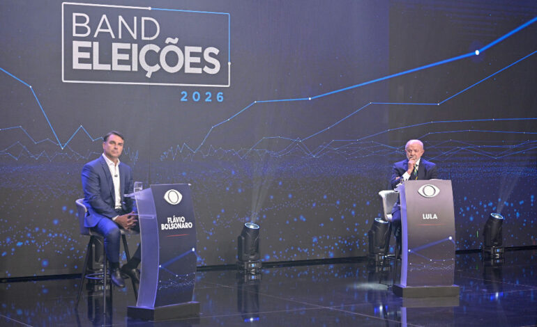 Debate na Band expõe contraste entre Flávio Bolsonaro e Lula na corrida presidencial