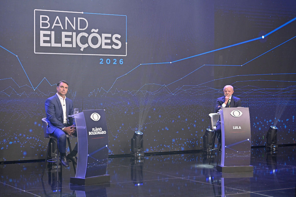 Debate na Band expõe contraste entre Flávio Bolsonaro e Lula na corrida presidencial