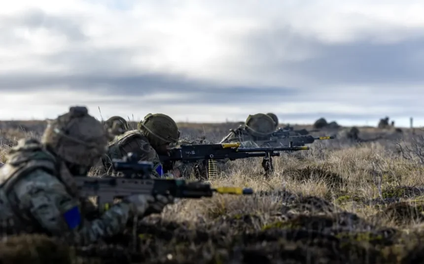 Defesa das Malvinas: britânicos simulam combate em meio a crescentes tensões com a Argentina Defesa das Malvinas: britânicos simulam combate em meio a crescentes tensões com a Argentina