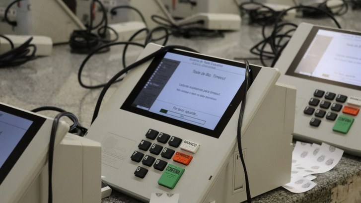 Dez conduzidos e dezenas de urnas trocadas no segundo turno em Mato Grosso