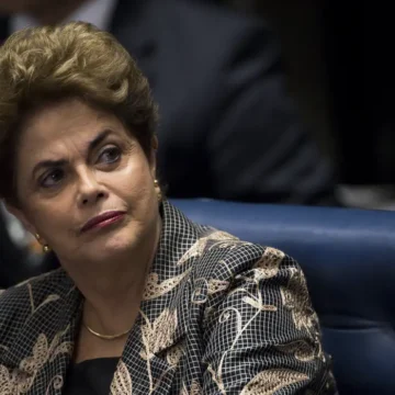 Ex-presidente Dilma Rousseff enfrenta vaias ao votar em Belo Horizonte Ex-presidente Dilma Rousseff enfrenta vaias ao votar em Belo Horizonte