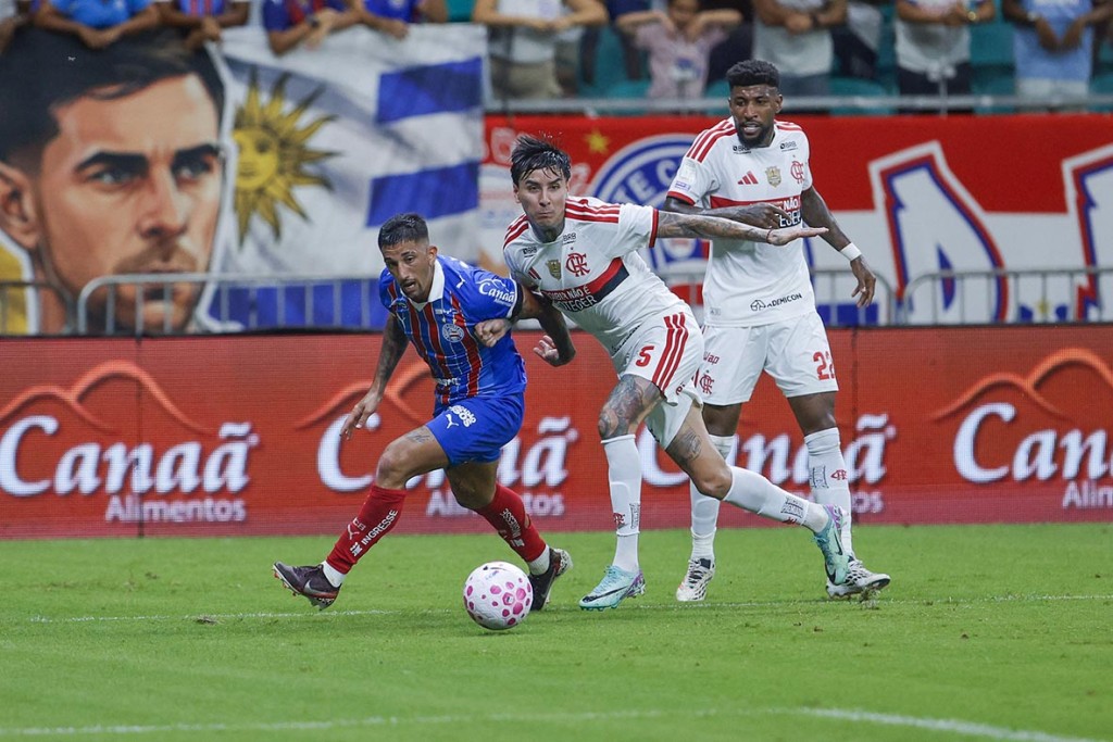 Flamengo bate o Bahia na Fonte Nova e assume a liderança do Brasileirão
