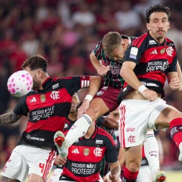 Flamengo supera Fluminense no Maracanã e consolida liderança no Brasileirão Flamengo supera Fluminense no Maracanã e consolida liderança no Brasileirão