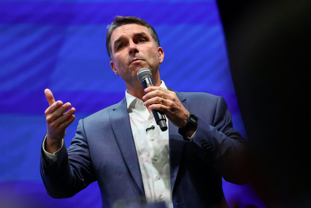 Flávio Bolsonaro adota tom sóbrio e foca em propostas no último debate