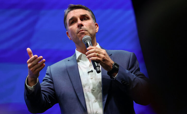 Flávio Bolsonaro adota tom sóbrio e foca em propostas no último debate