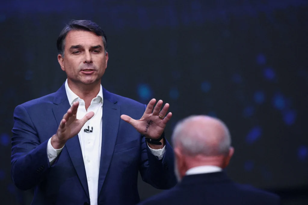Flávio Bolsonaro condiciona liberação de seus sigilos a devassa em dados de Lula