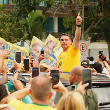 Flávio Bolsonaro defende mudança impulsionada pelo povo brasileiro após votação Flávio Bolsonaro defende mudança impulsionada pelo povo brasileiro após votação