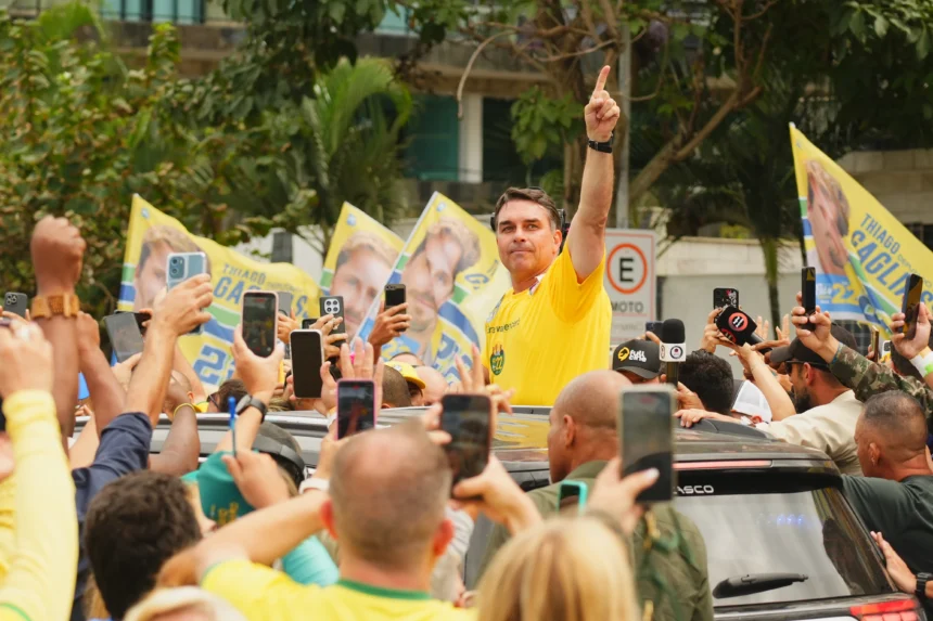 Flávio Bolsonaro defende mudança impulsionada pelo povo brasileiro após votação Flávio Bolsonaro defende mudança impulsionada pelo povo brasileiro após votação