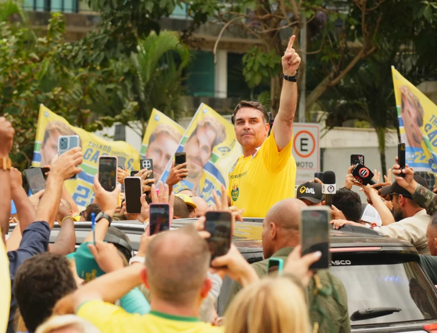 Flávio Bolsonaro defende mudança impulsionada pelo povo brasileiro após votação