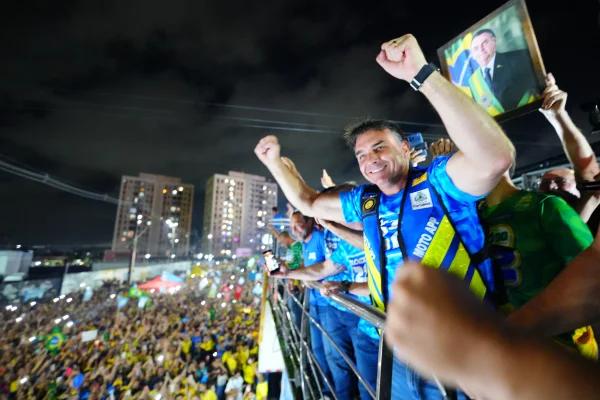 Flávio Bolsonaro mobiliza apoiadores em comício na capital cearense