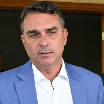 Flávio Bolsonaro propõe flexibilização da jornada e critica postura de Lula Flávio Bolsonaro propõe flexibilização da jornada e critica postura de Lula