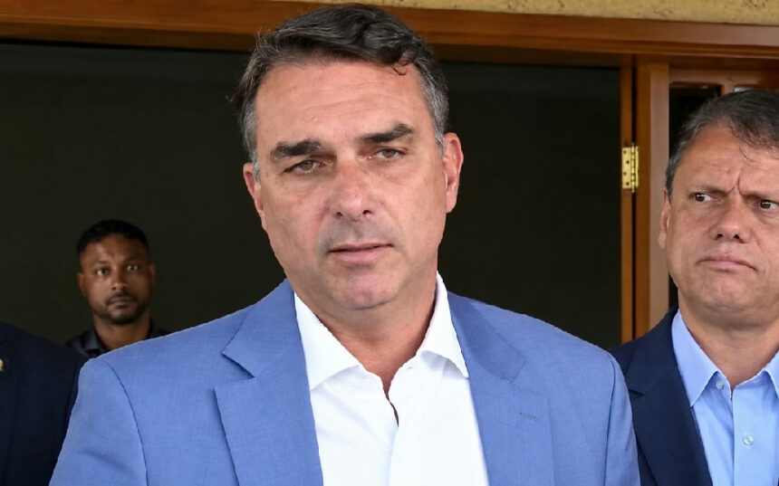 Flávio Bolsonaro propõe flexibilização da jornada e critica postura de Lula Flávio Bolsonaro propõe flexibilização da jornada e critica postura de Lula
