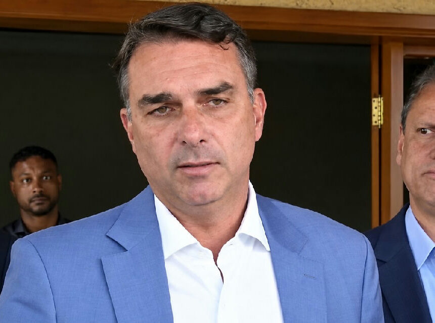 Flávio Bolsonaro propõe flexibilização da jornada e critica postura de Lula