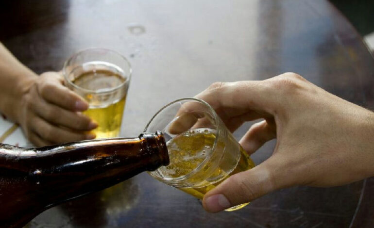 Idoso desnutrido é resgatado trancado em casa enquanto esposa bebia em bar