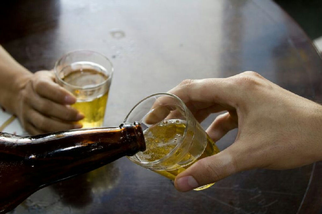 Idoso desnutrido é resgatado trancado em casa enquanto esposa bebia em bar