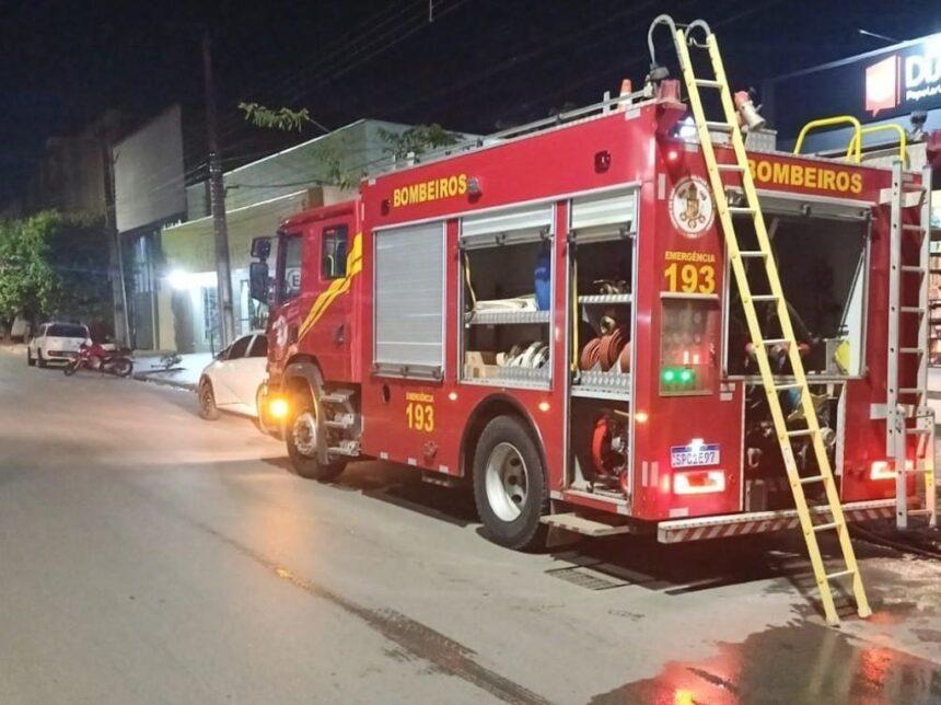 Incêndio em fiação elétrica mobiliza bombeiros e atinge estrutura de papelaria Incêndio em fiação elétrica mobiliza bombeiros e atinge estrutura de papelaria