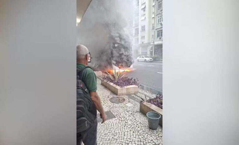 Incêndio em ônibus bloqueia via importante na zona sul carioca