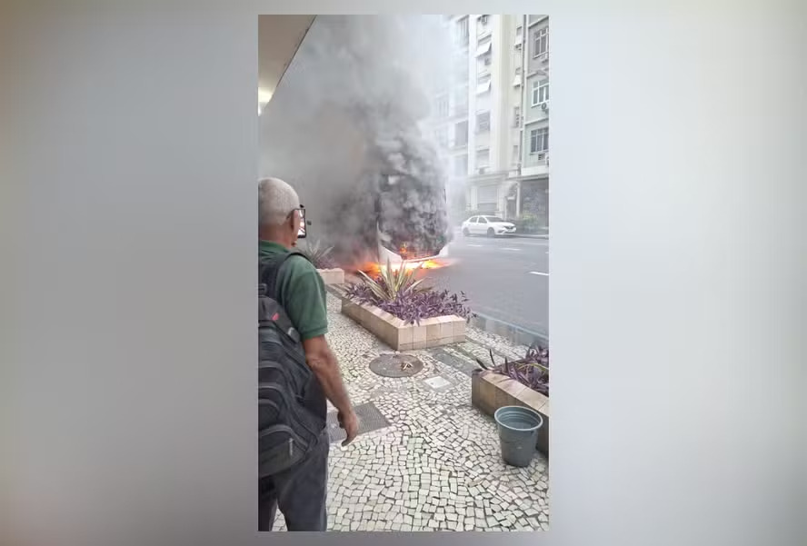 Incêndio em ônibus bloqueia via importante na zona sul carioca