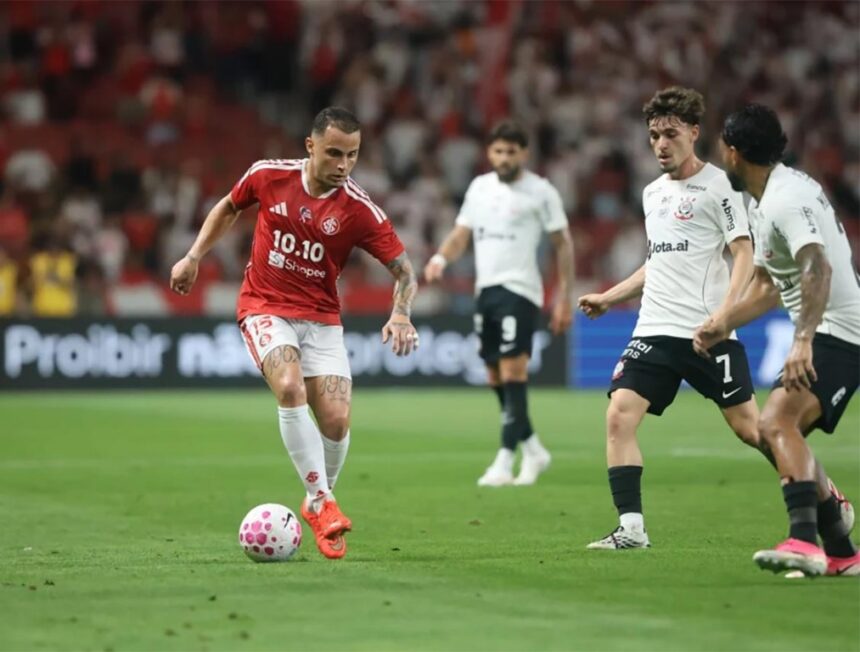 Internacional vence Corinthians em Porto Alegre e ganha fôlego na briga do Brasileirão Internacional vence Corinthians em Porto Alegre e ganha fôlego na briga do Brasileirão